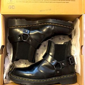 Dr. Martens Wincox Chelsea Boots